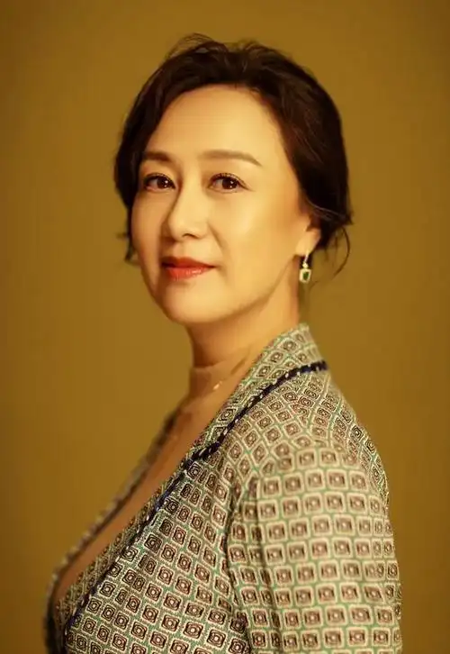 吴玉芳的光辉成就及穿搭风格解析