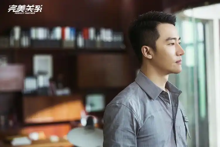 黄轩《完美关系》谈及卫哲:是一个生动的,有戏剧化的人_电视剧_爱特豆