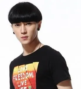 男生帅气蘑菇头发型 变潮很简单