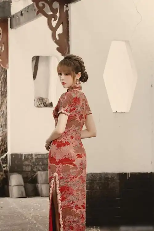 高颜值网红仙女酵母穿开叉旗袍九曲三弯身材太迷人