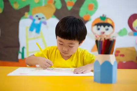 幼儿园儿童画画照片