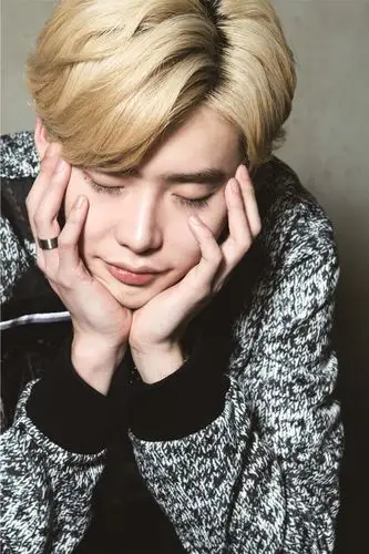 长腿欧巴李钟硕最新写真格纹毛衣搭配直筒裤变身时尚暖男