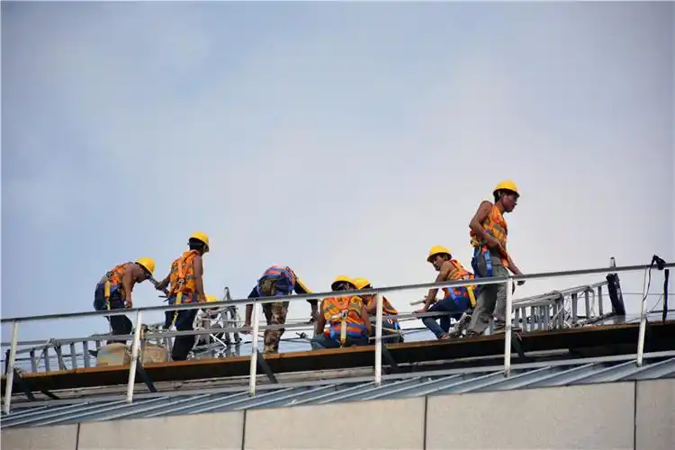 行走在高铁站屋顶的"蜘蛛人" 直击高空作业劳动者