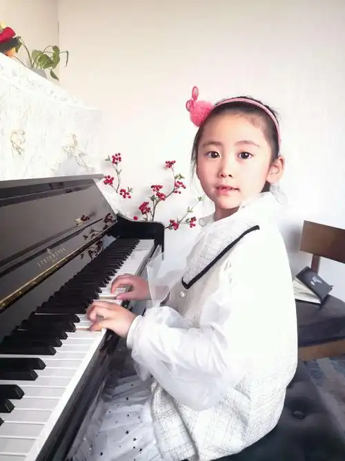 弹钢琴的小女孩