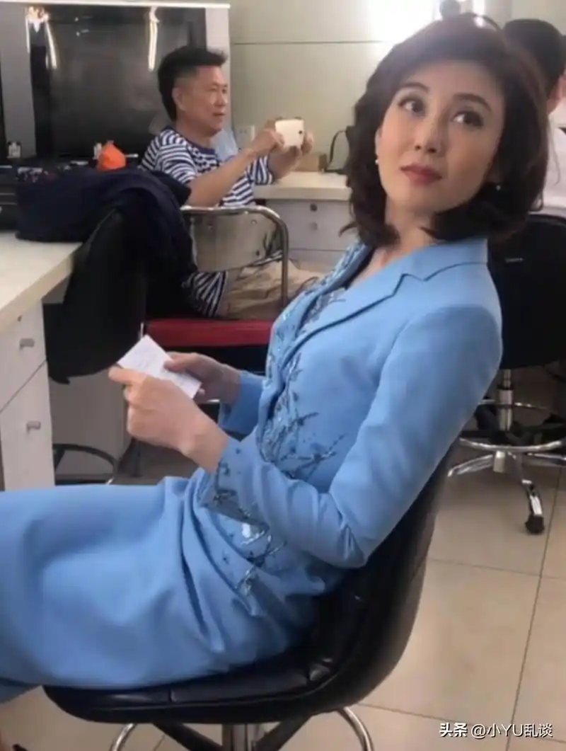 李红身高170cm,这就是现在我们常说的大长腿啊,这身高,再加上漂亮的