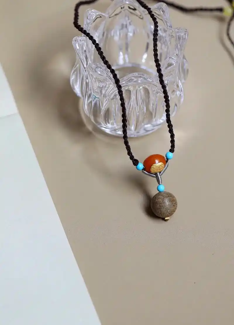 原创手编锁骨链 -文莱沉香1.5单珠  文莱沉香老料,淡雅乳 - 抖音