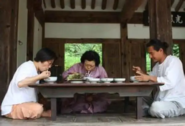 韩国人吃喝坐睡都在地上是因为买不起家具吗