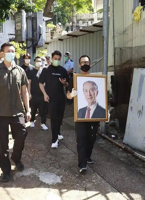 只不过,让大家感到意外的是,何猷启在为赌王送行的过程中,居然还