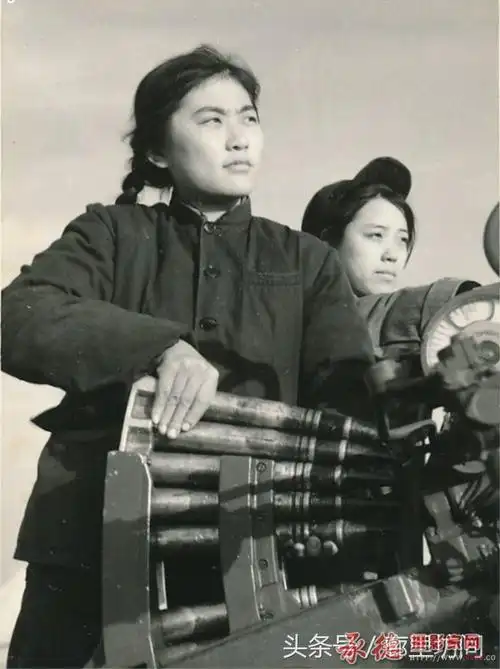 六七十年代的女民兵,飒爽英姿五尺枪,不爱红装爱武装