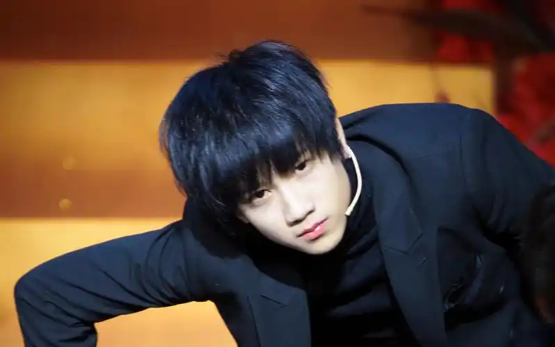 【敖子逸】星期五练习生 特务j 换源混剪