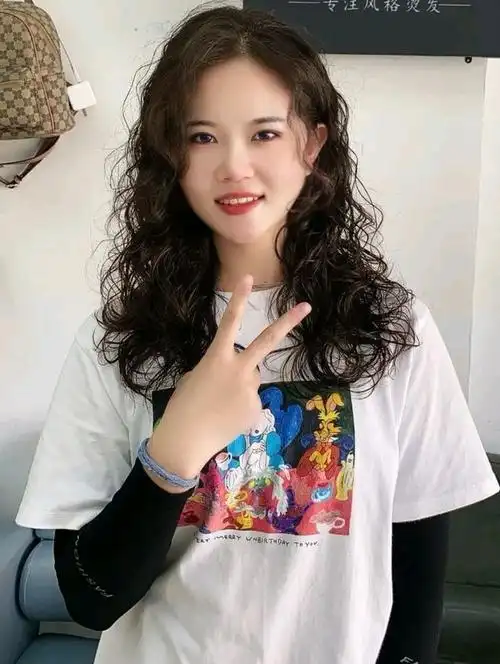 女人一过35岁发型就选烫卷卷洋气时尚很美满