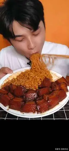 沈阳一做"吃播"的男子,吃肉半年体重涨了80斤,开播前去世