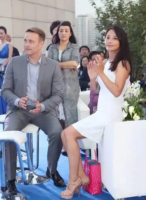 马雅舒二婚真幸福老公跪地跟儿女合影而且身材壮硕人又多金