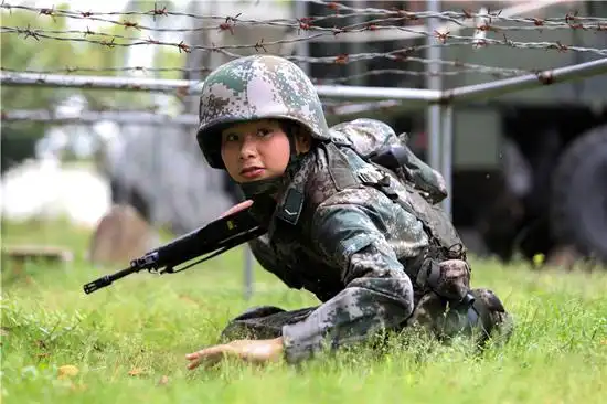 霸气女兵军营里绽放绚烂芳华