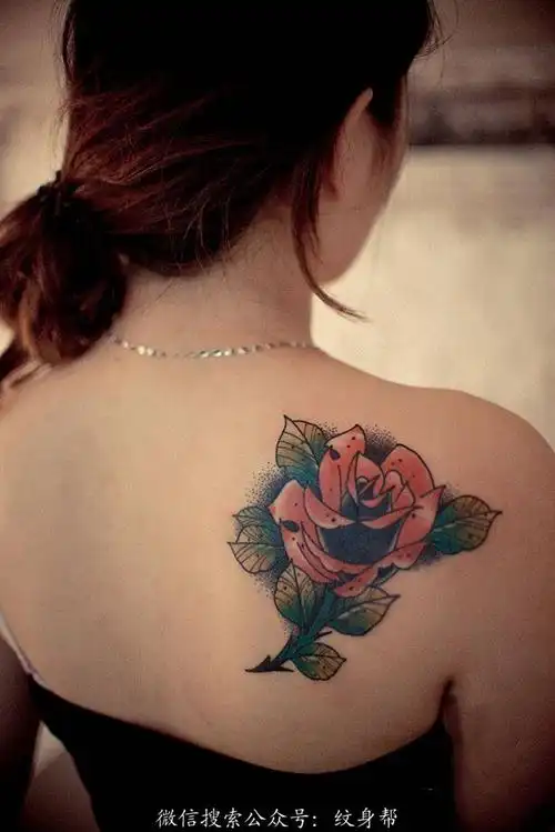 美女香肩玫瑰花时尚纹身图案