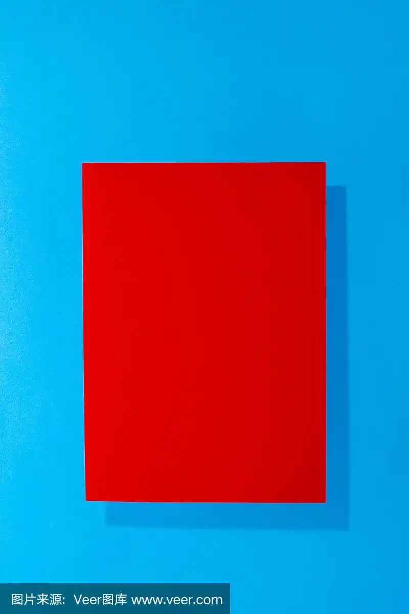 一张红色的纸,蓝色的背景,用于装饰,用于文字设计,用于模板