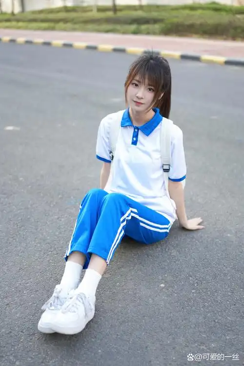 穿校服的时光[微笑]#清纯甜美女孩# #漂亮小姐姐