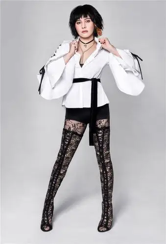 何超仪曝写真展真我个性造型出位获猛男抱大腿