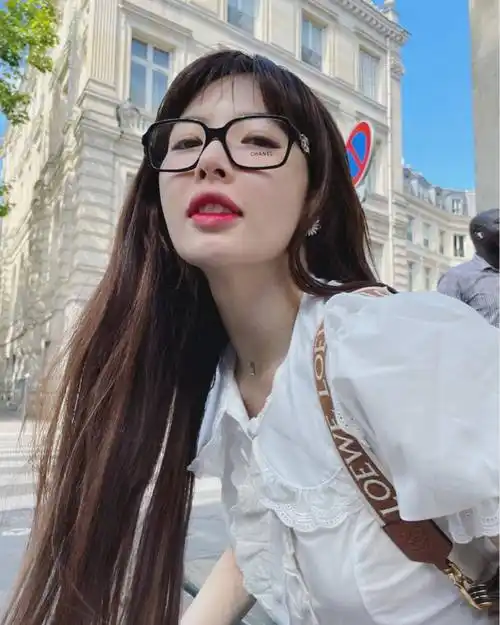 泫雅巴黎大玩变装秀从清纯性感到可爱狮子头发型彻底放飞