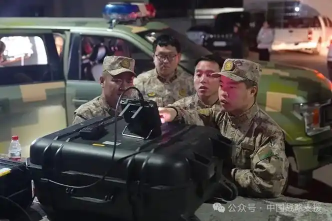 火情紧急,战略支援部队官兵紧急驰援