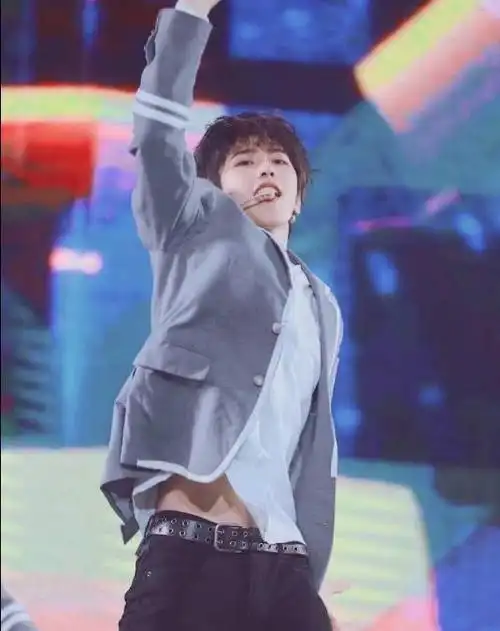 谁说蔡徐坤不男人?当他跳舞露出腹肌那一刻,网友:完全不输吴京