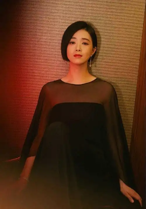 蒋欣在抹胸裙外披层纱就瘦到90斤不仅遮住大骨架还秀出风情美