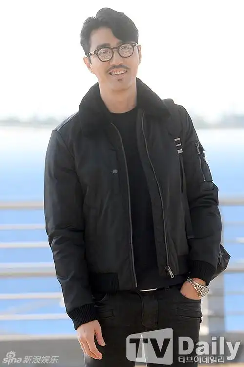 超级明星娱乐讯 11月18日上午,韩国男星车胜元搭机前往香港出席某展览