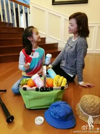 叶一茜晒森碟读书照小美女已经拥有完美侧颜