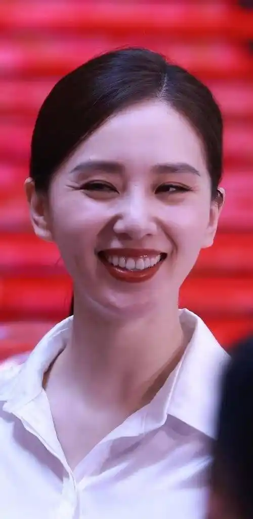 离开美颜后的刘诗诗,状态过于真实,和想象中差距太大!_穿着_黑色_发型