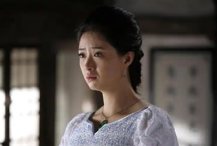 除拍《中国远征军》中佩戴翡翠外,蒋欣在电视剧《甄嬛传》中也佩戴有