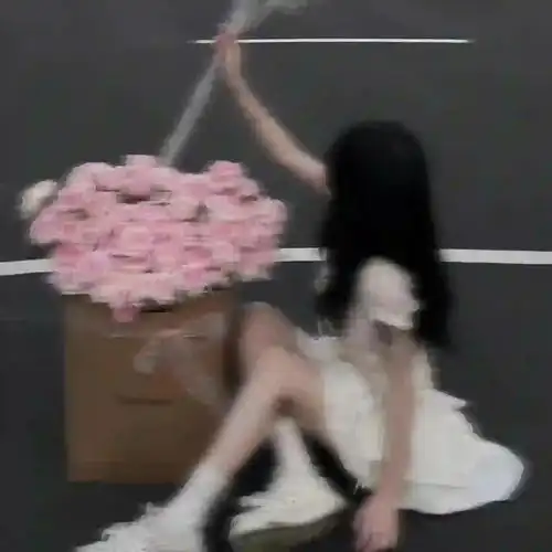 氛围感复古玫瑰模糊女生头像图片