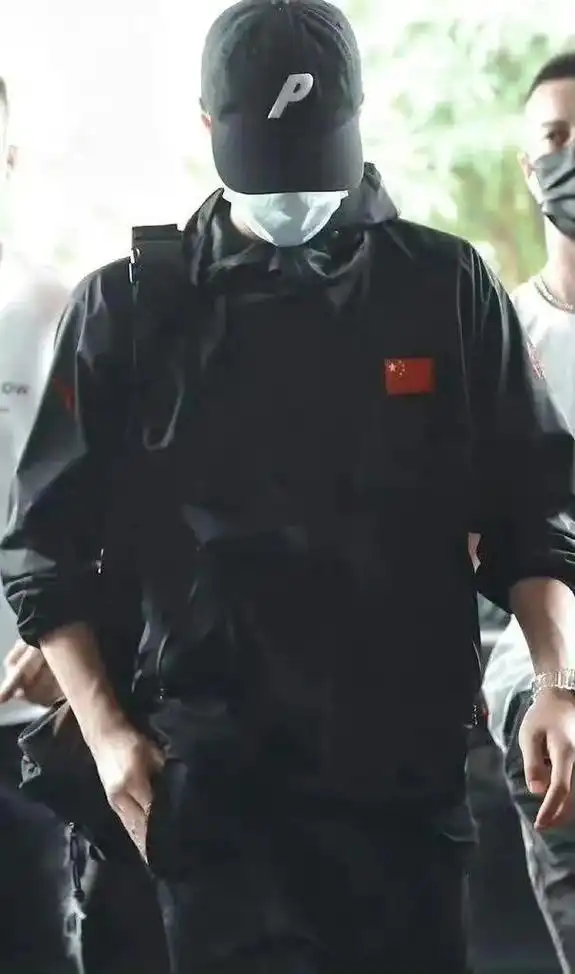 王一博出发巴黎 @uniq-王一博 出发巴黎啦!