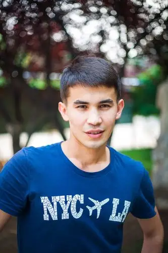 在学校里遇见了一个哈萨克斯坦的小伙,看见我拿着单反意思能不能给他