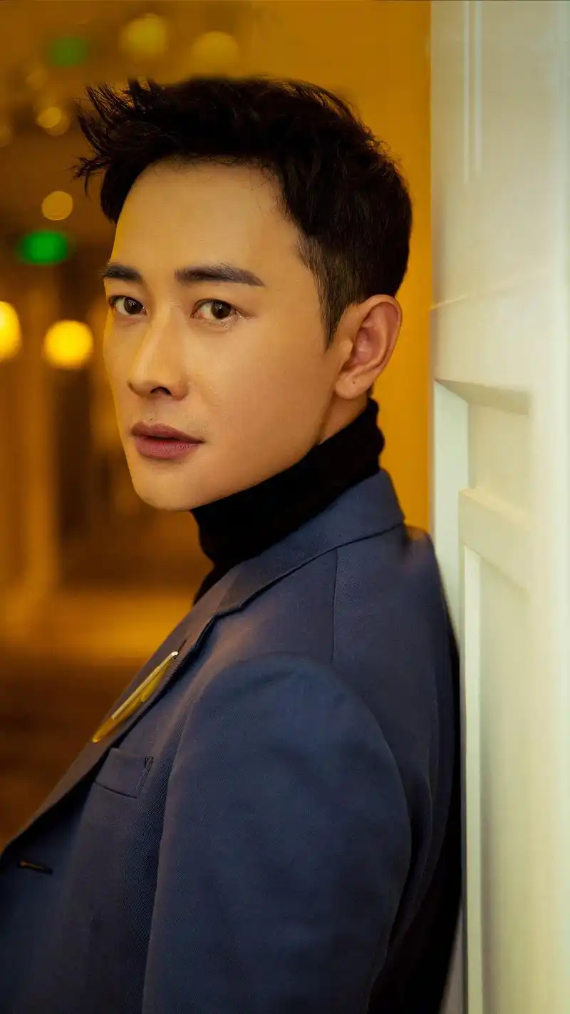 罗晋的唇色有些偏紫,但是他又特别不喜欢抹唇膏,身边很多朋友都吐槽他