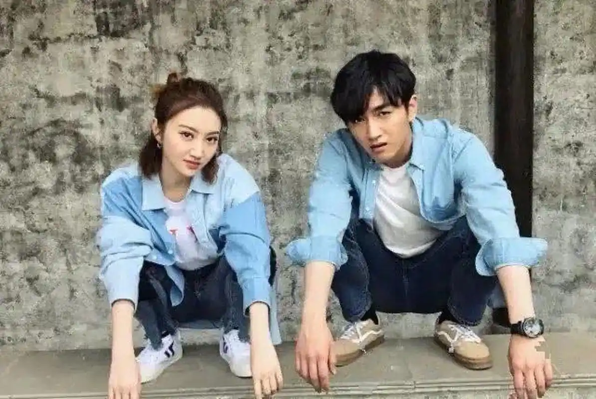 景甜与陈晓动作神同步