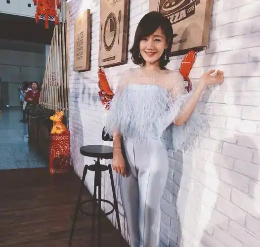 原创哈妹薛佳凝晒旧照polo衫配长发一脸清纯难怪当年迷倒胡歌