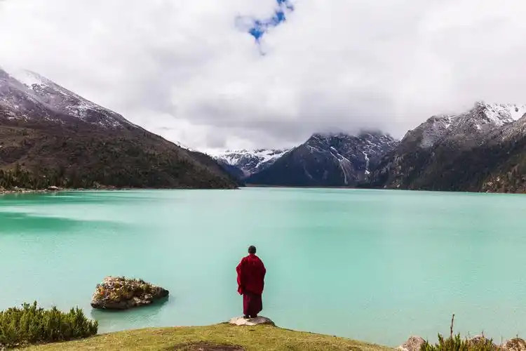 雪山,玉隆拉措和湖边修行的僧人!