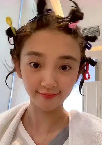 唐艺昕新发型,扎5个"小揪揪"网友吐槽:发型好像"花园宝宝"