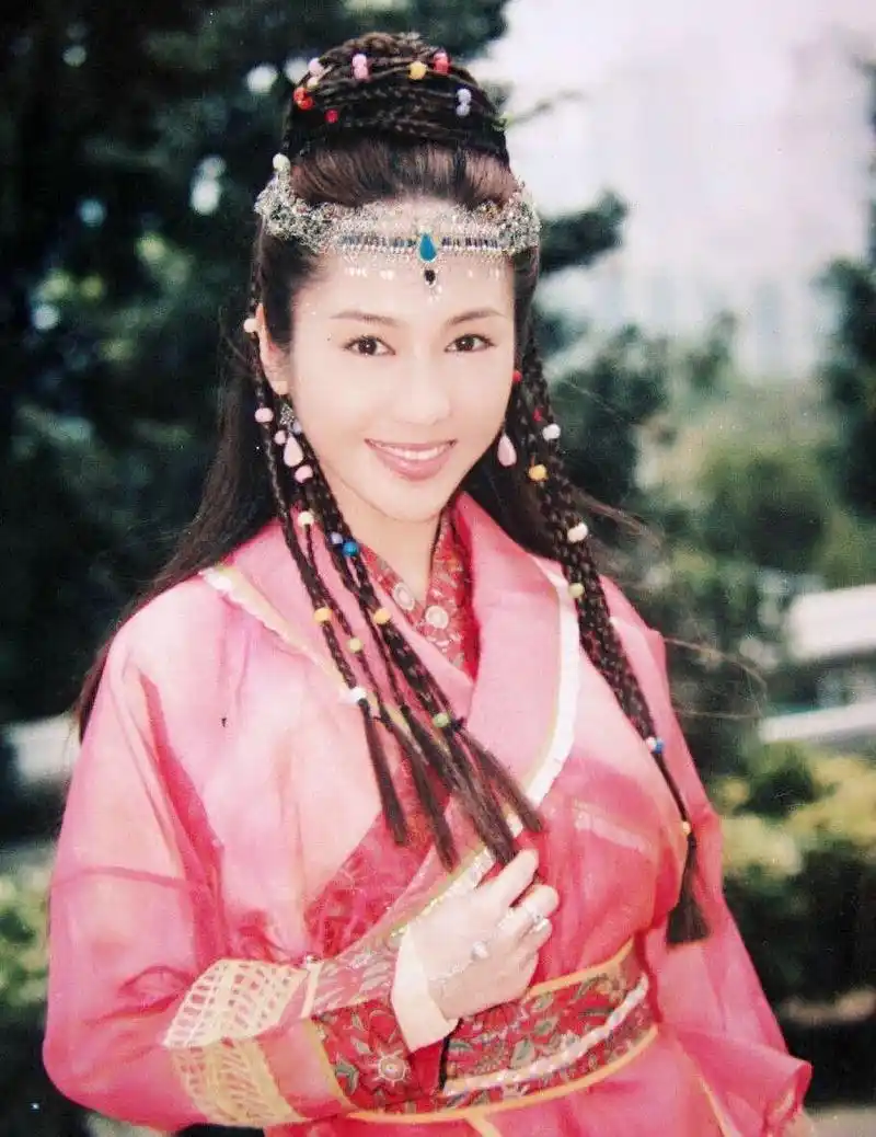 黎姿晒美照提前过情人节,被喊话看《倚天屠龙记》,赵敏成意难忘