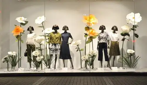 开服装店面设计中橱窗设置有讲究