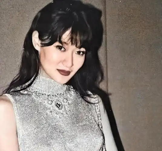 有些女演员算是幸运,挺过了那段时间,把脱下的衣服一件件穿上.