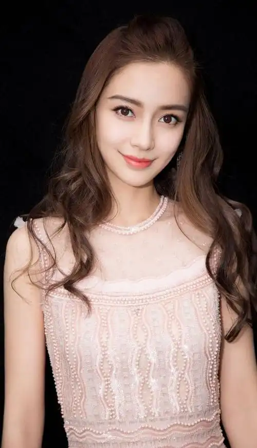 angelababy用行动诠释母爱伟大知名女星angelababy杨颖在中秋节临近之