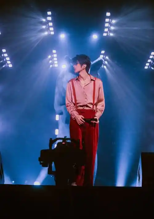 时隔五年蔡徐坤再穿背带裤唱跳,处境却大不相同,迷倒大片ikun_舞台