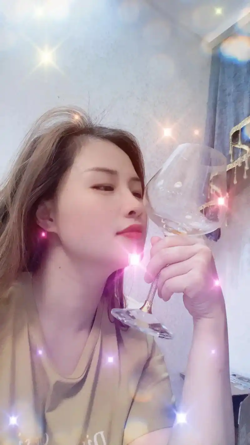 酒杯太浅敬不到来日方长 #微醺时刻 #喝酒的不一定是坏女人 - 抖音