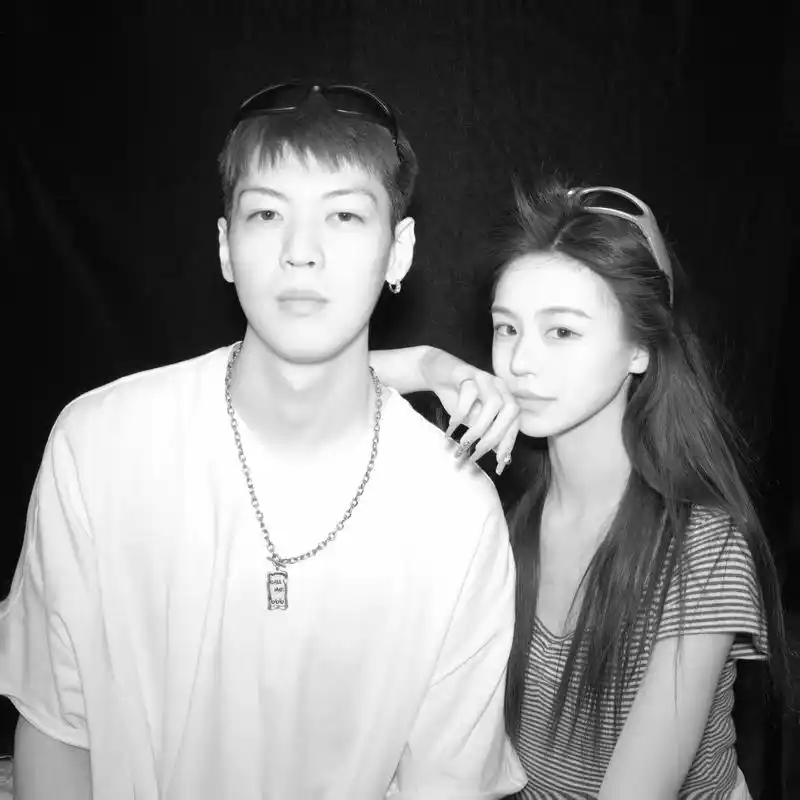 酷一下.#氛围感情侣照片#黑白系 - 抖音