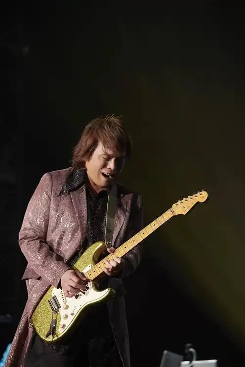 伍佰道歉,称无意颠覆这个行业,评论区发言一个比一个精彩