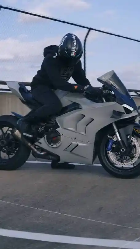 这摩托车真帅,但实话实说,骑手比车还帅