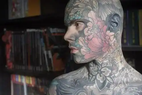 纹纹身就是"坏人"吗?他用6年全身纹满纹身,却是一位小学老师