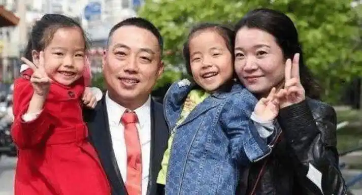 刘国梁妻子王瑾:28年低调守护丈夫,今是身价过亿的女总裁_乒乓球场