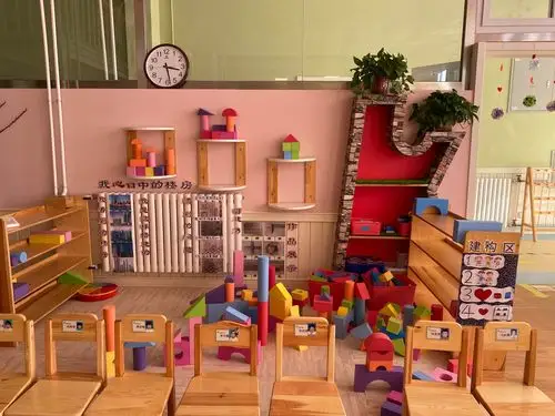 这是我们的建构区,能看到我们的作品,我们心中的大高楼,不止一栋大楼